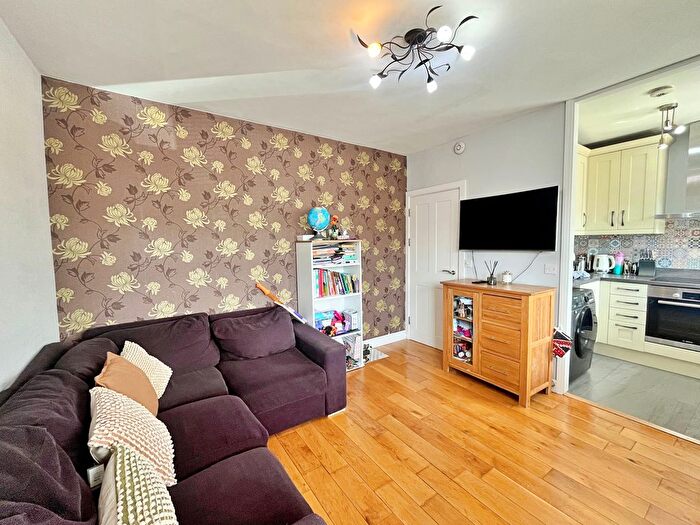 3 Bedroom Flat For Sale In Uneeda Drive, Greenford, UB6