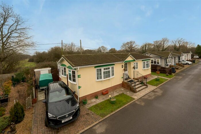 2 Bedroom Mobile/park Home For Sale In Bletchenden Road, Headcorn, Ashford, TN27