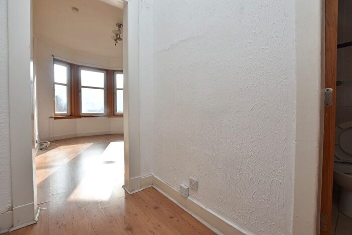 3 Bedroom Flat To Rent In Maxwell Road, Glasgow, G41