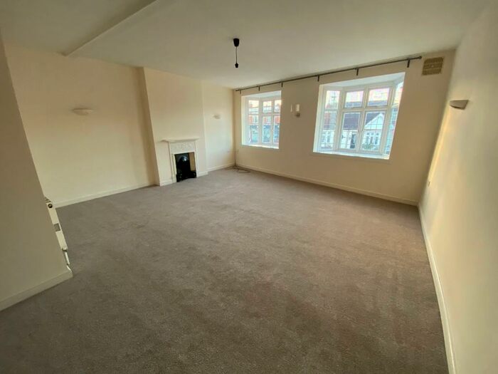2 Bedroom Flat To Rent In London Road, Leigh-On-Sea, Essex, SS9