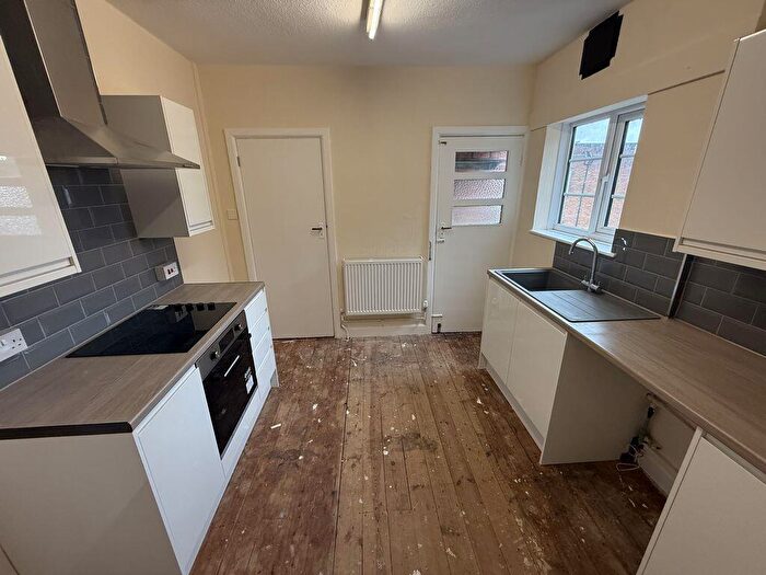 3 Bedroom Flat To Rent In Springfield Court, Stratford Road, Hall Green, Birmingham, West Midlands, B28