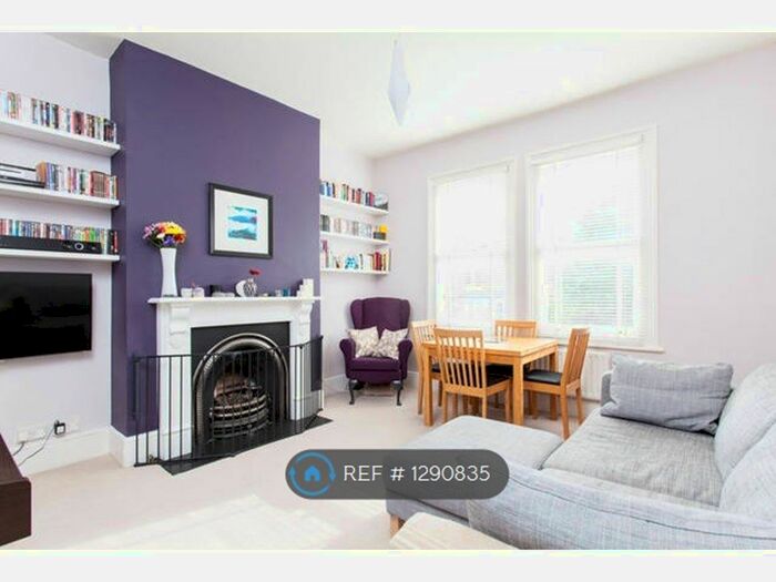 3 Bedroom Flat To Rent In Elmcourt Road, London SE27