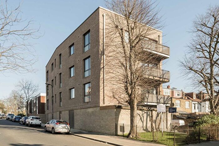 2 Bedroom Flat For Sale In Craven Avenue, Ealing, W5