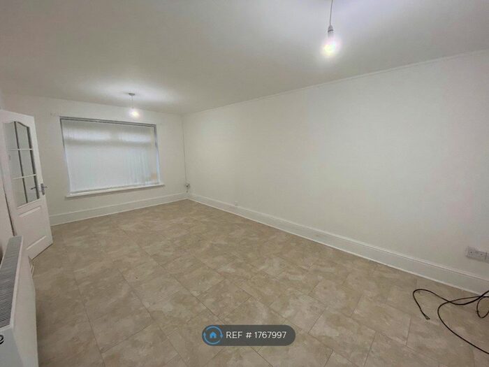 3 Bedroom Semi-Detached House To Rent In Quarry Close, Kirkby, Liverpool, L33