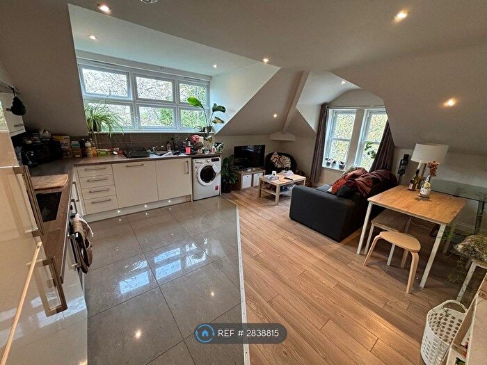 2 Bedroom Flat To Rent In Headingley Lane, Leeds, LS6