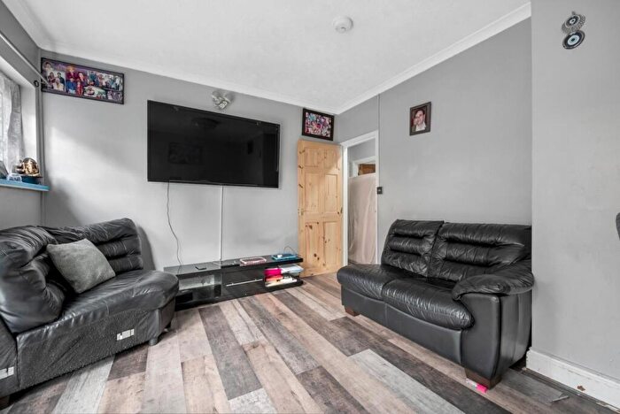 2 Bedroom Apartment To Rent In Somerford Grove Estate, London, N16