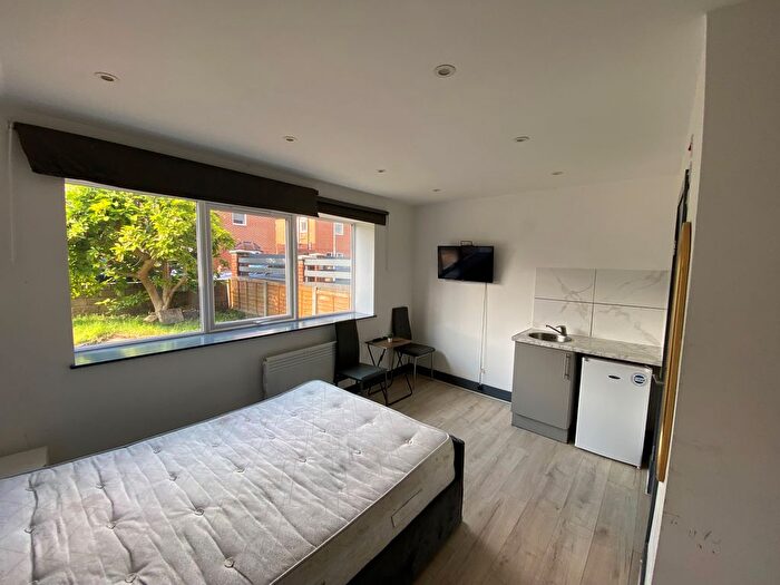 Studio To Rent In Fawns Manor Road, Feltham, TW14