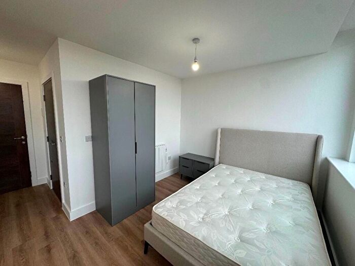 Studio To Rent In Willesden Green, London, NW2
