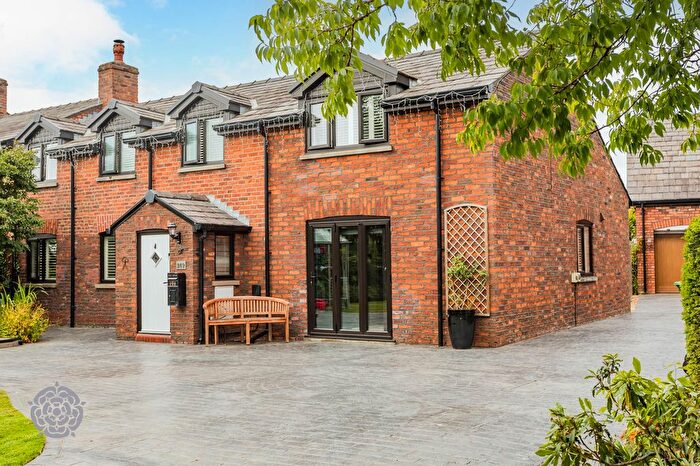 4 Bedroom Barn Conversion For Sale In Southworth Lane, Croft, WA3