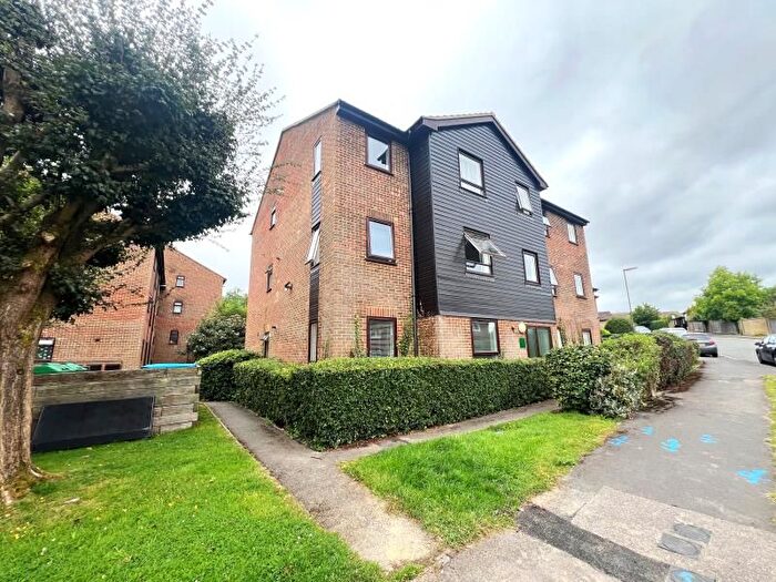 2 Bedroom Flat To Rent In Kingfisher Drive, Guildford, GU4