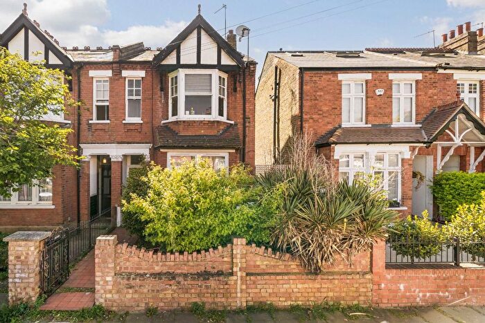 2 Bedroom Flat For Sale In Clifden Road, Chiswick, TW8