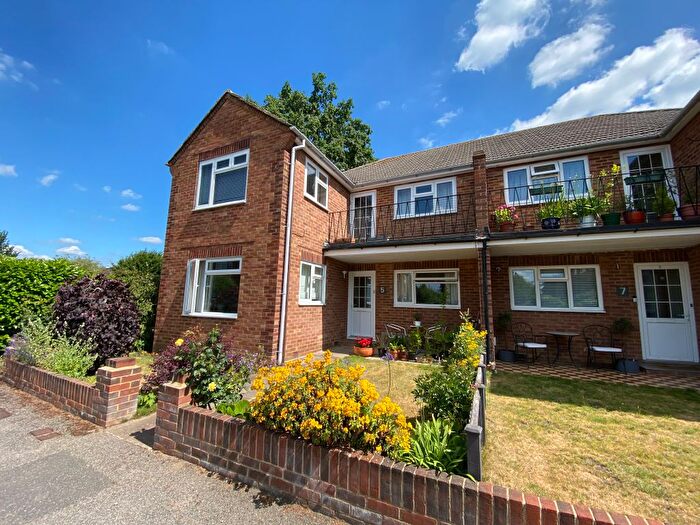 2 Bedroom Maisonette For Sale In High Street, Horsell, Woking, GU21