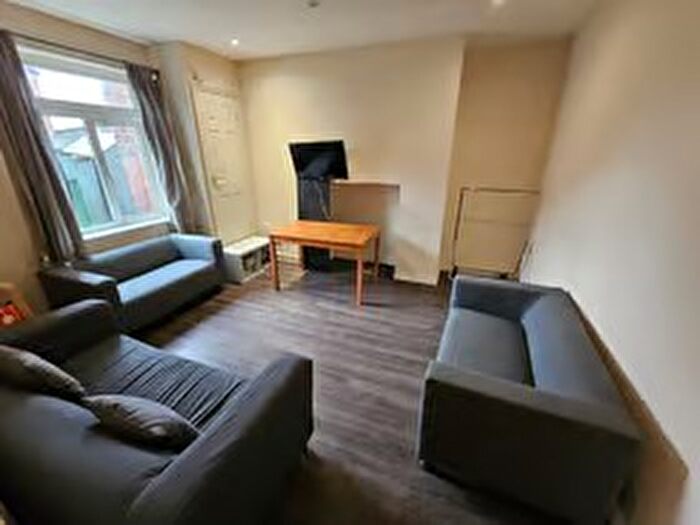 10 Bedroom Terraced House To Rent In Victoria Road, Leeds, West Yorkshire, LS6