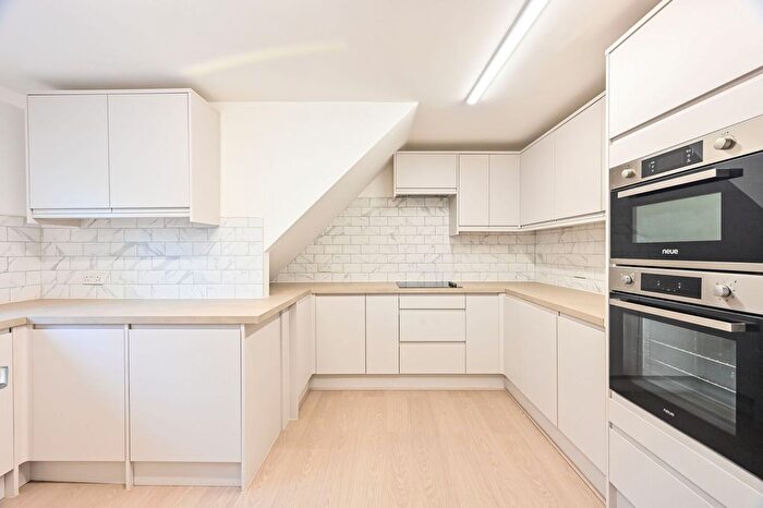 2 Bedroom Flat For Sale In Regent Square, Bow, London, E3