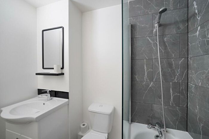 Apartment To Rent In Grafton Road, London, NW5