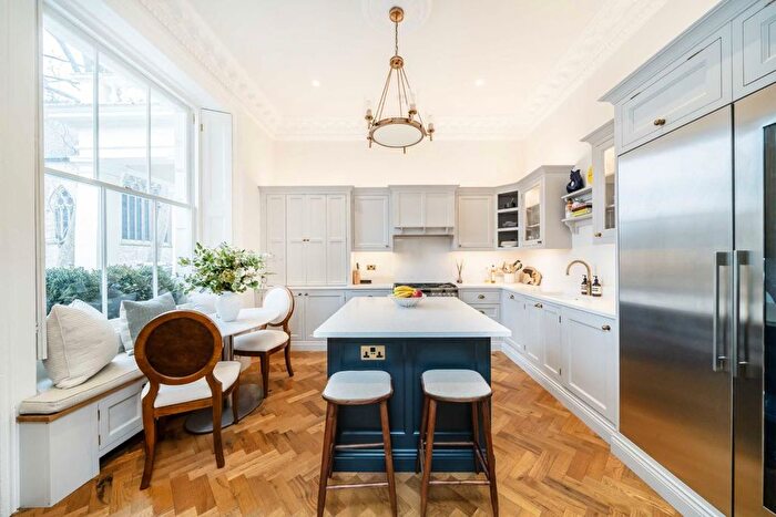 3 Bedroom Flat To Rent In St. Georges Square, London, SW1V