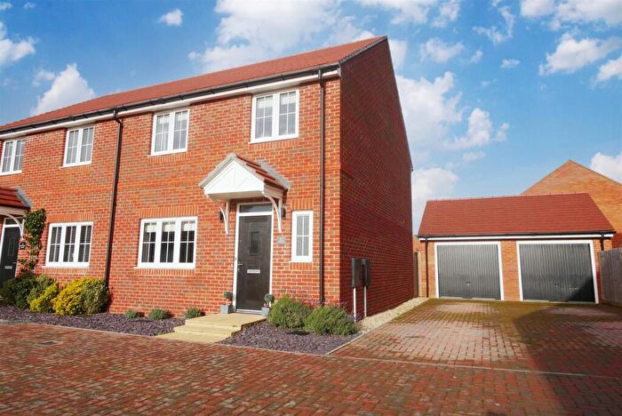 3 Bedroom Semi-Detached House To Rent In Bonners Mead, Benson, OX10
