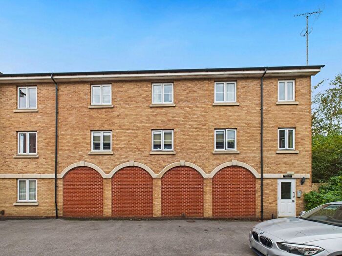 2 Bedroom Flat For Sale In Padstow Road, Swindon, SN2