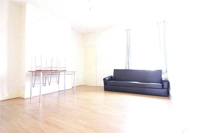 3 Bedroom Flat To Rent In Kensington Gardens, Ilford, IG1