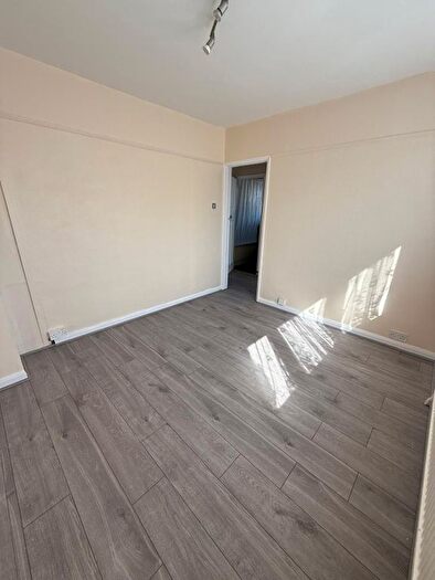 2 Bedroom Flat To Rent In Calne Avenue, IG5