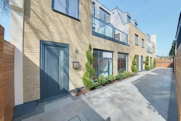 3 Bedroom Flat To Rent In Omega Terrace, High Road, Wood Green London, N22