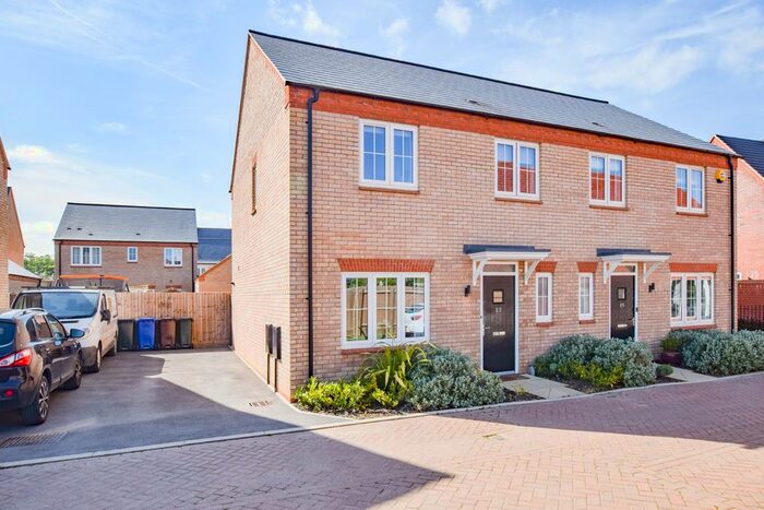 3 Bedroom Semi-Detached House To Rent In Grafton Road, Bicester, OX26