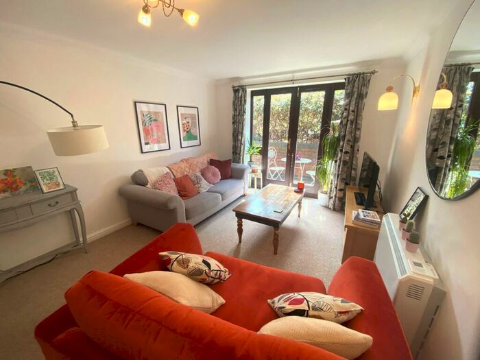 2 Bedroom Apartment To Rent In Balmoral Court, Scotland Street, B1