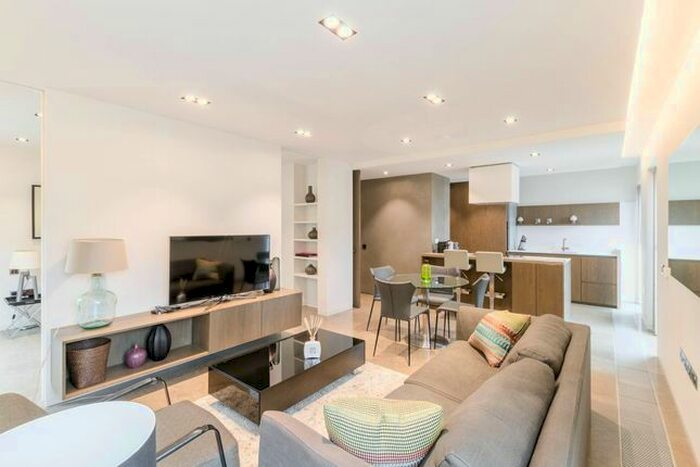 3 Bedroom Flat To Rent In Babmaes Street, St James's, London, SW1Y