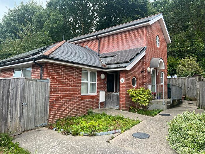 1 Bedroom Bungalow To Rent In Pump Mews, Freshwater, PO40