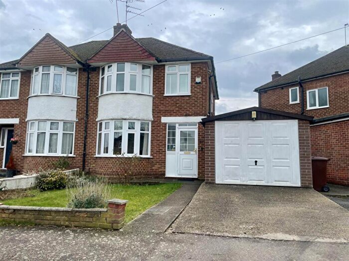 3 Bedroom Semi-Detached House For Sale In Wroxham Gardens, Potters Bar, EN6
