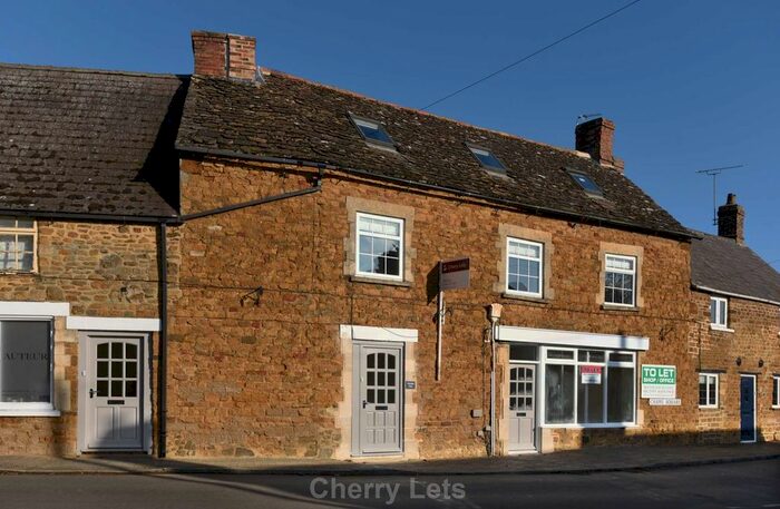 2 Bedroom Flat To Rent In Chapel Square, Deddington, OX15