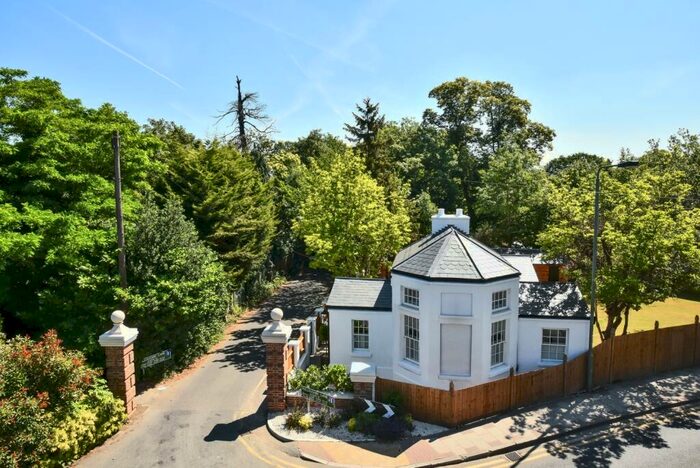 2 Bedroom Detached House To Rent In Willoughby Lane Bromley, BR1