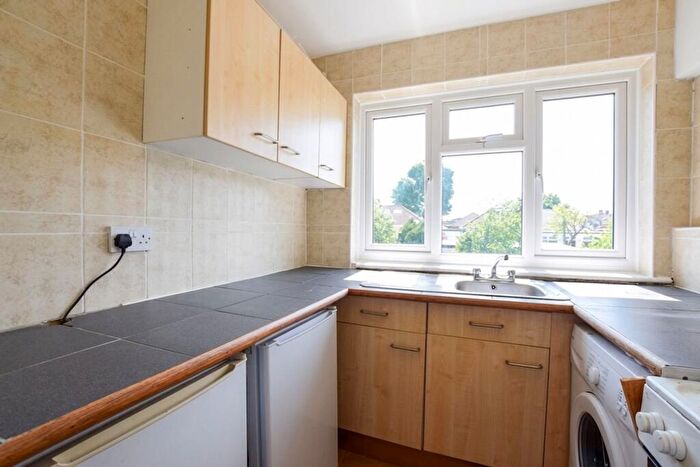 2 Bedroom Maisonette To Rent In Fullwell Avenue, Ilford, IG5