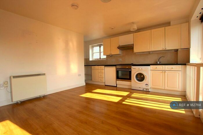 1 Bedroom Flat To Rent In Holly Bush, Maidstone, ME14