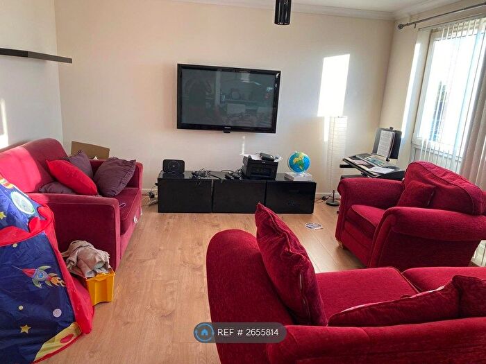 2 Bedroom Flat To Rent In Carmondean Centre South, Livingston, EH54