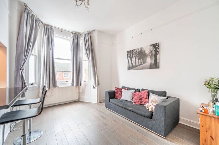 1 Bedroom Flat For Sale In Cornwall Crescent, Notting Hill, London, W11