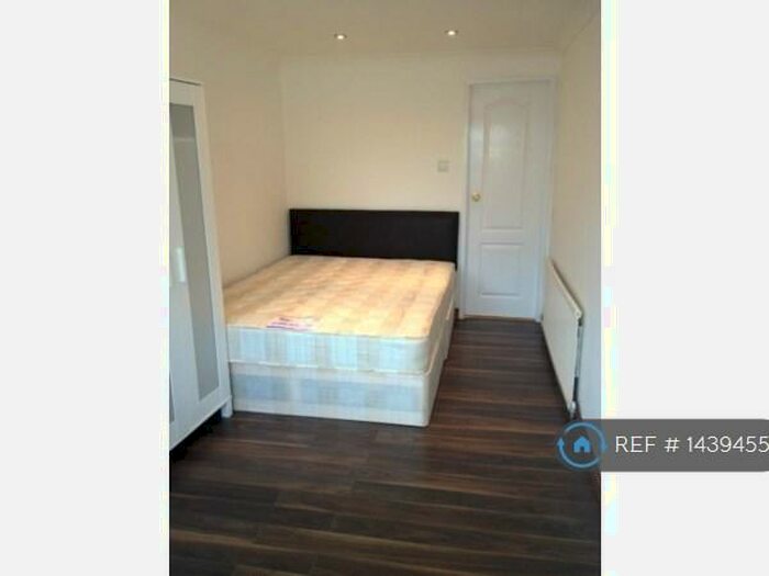 Studio To Rent In Lambs Lane South, Rainham, RM13