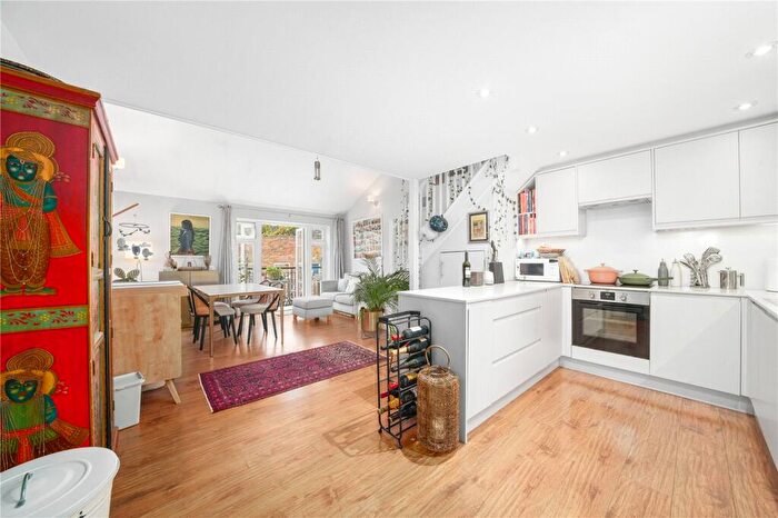 2 Bedroom Apartment To Rent In Victory Place, E14