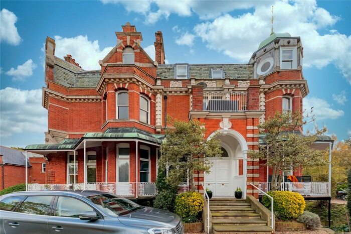 2 Bedroom Flat To Rent In Lyle Park, London, SW15