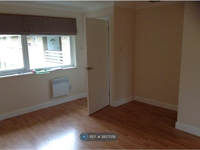 1 Bedroom Flat To Rent In Highclere Court, Knaphill, Woking, GU21