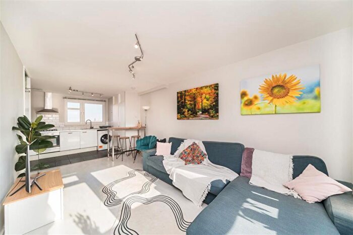 3 Bedroom Flat To Rent In Hydethorpe Road, Balham, SW12