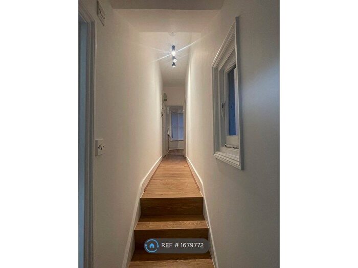 2 Bedroom Flat To Rent In Davisville Road, London, W12