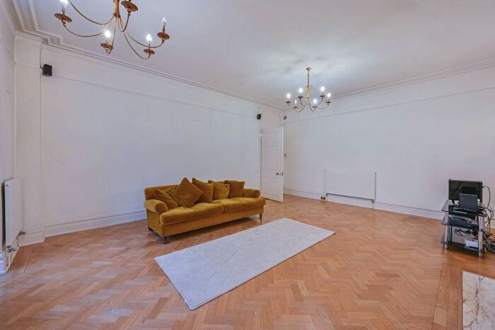 2 Bedroom Flat To Rent In Queen's Gate, South Kensington, London, SW7