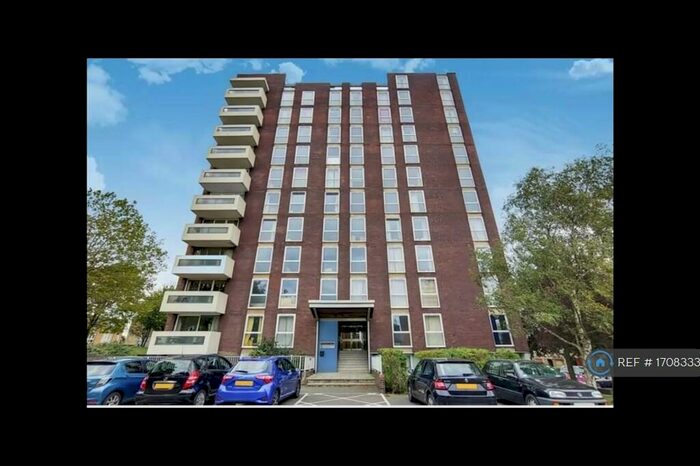 2 Bedroom Flat To Rent In Turnpike Link, Croydon, CR0