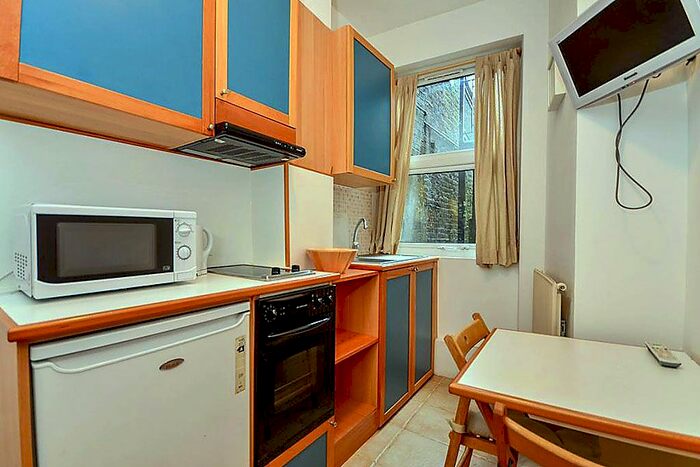 Studio To Rent In West Cromwell Road, Earls Court, London, SW5