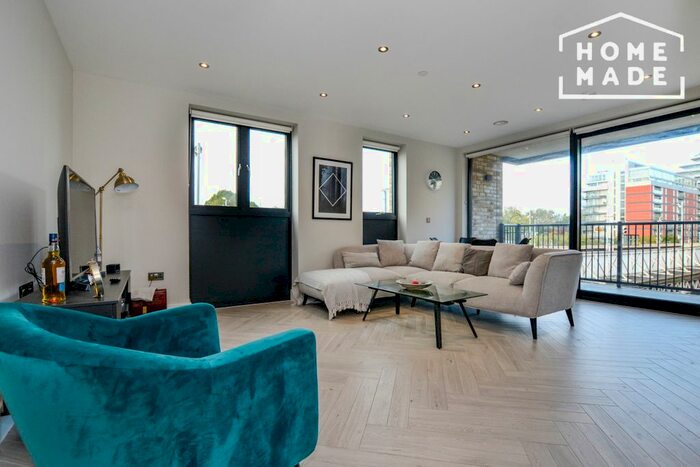 2 Bedroom Flat To Rent In Battersea Park Road, Battersea, SW8