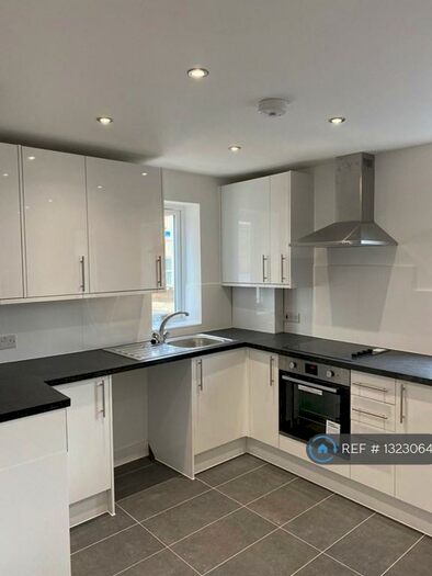 2 Bedroom Flat To Rent In West Road, Westcliff-On-Sea, SS0