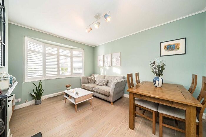 2 Bedroom Flat For Sale In Godley Road, London, SW18