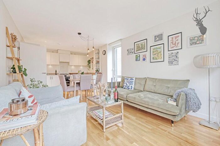 2 Bedroom Apartment To Rent In Trafalgar Gardens, Stepney Green, E1