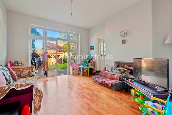 2 Bedroom Apartment To Rent In Broomfield Avenue, Palmers Green, N13